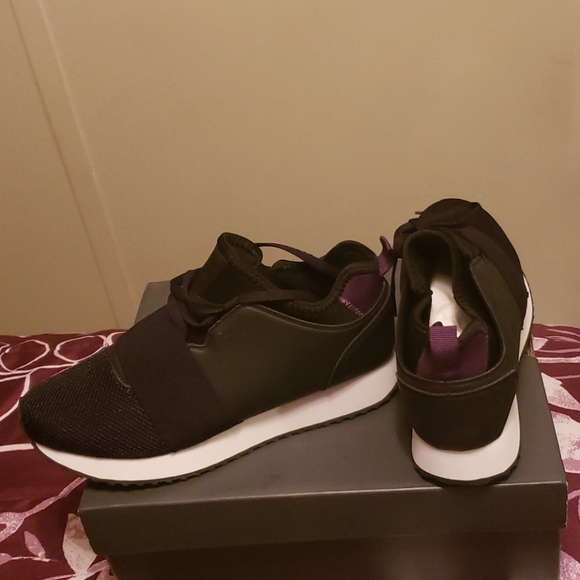 Shoes - Picture 3 of 4